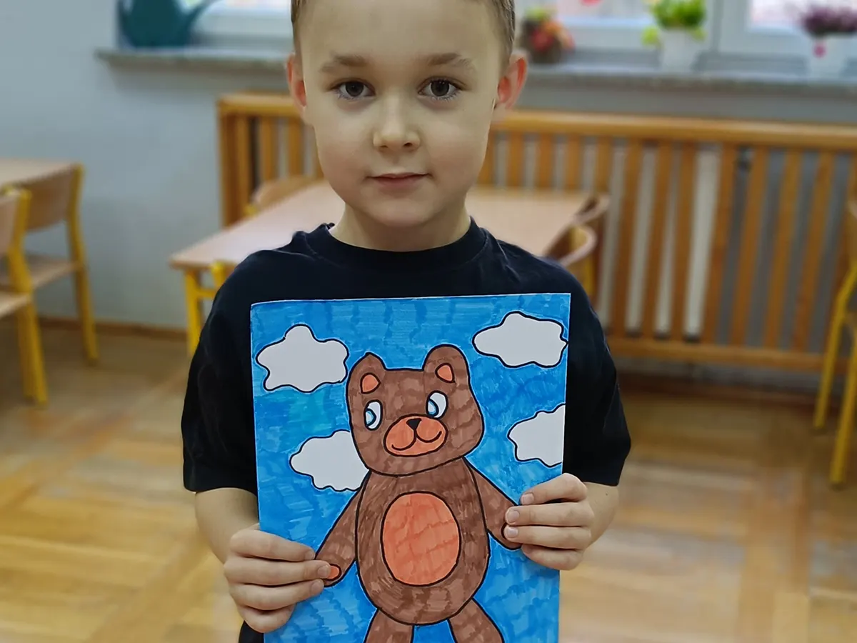  Dziecko z rysunkiem misia