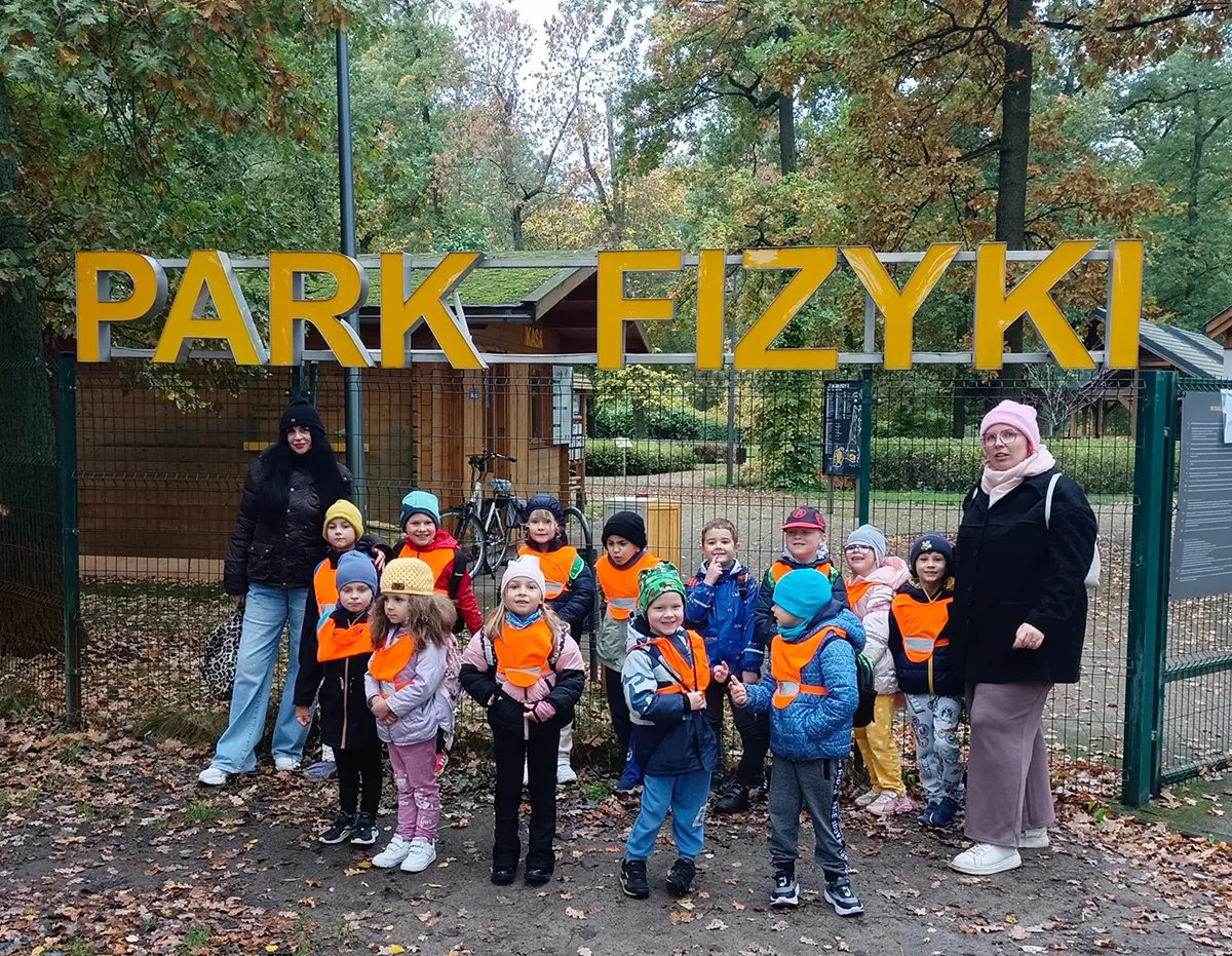  Dzieci i wychowawca w par...