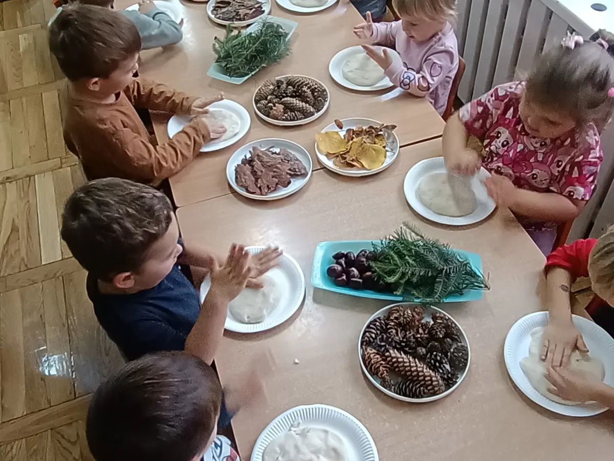  Dzieci siedzą przy stole,...