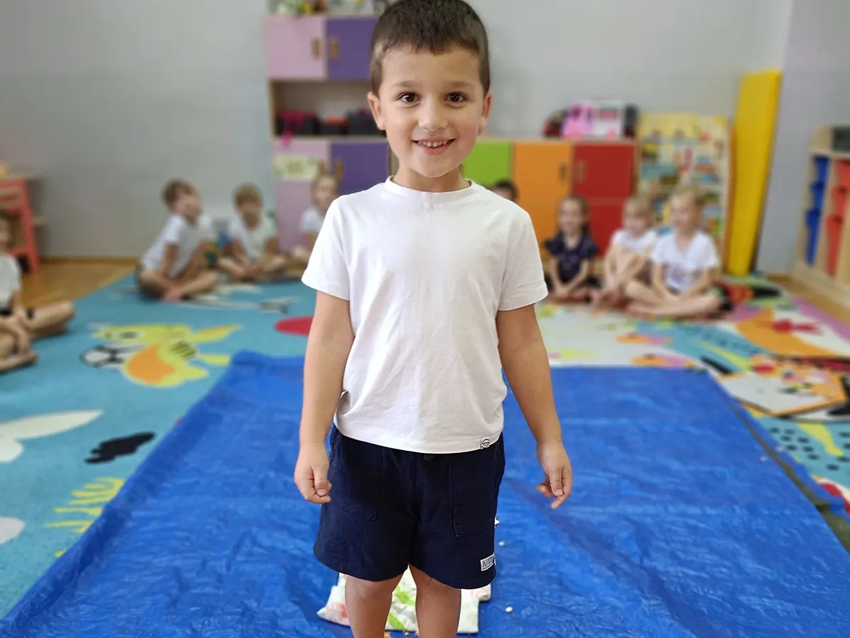  Dziecko stoi na macie