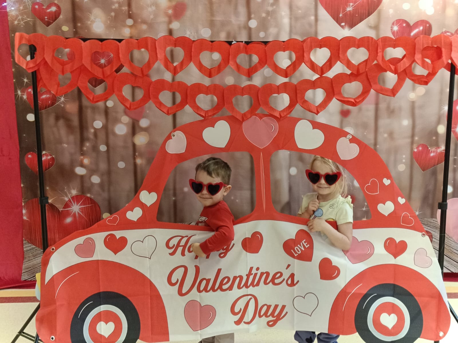  Dzieci i auto z tektury