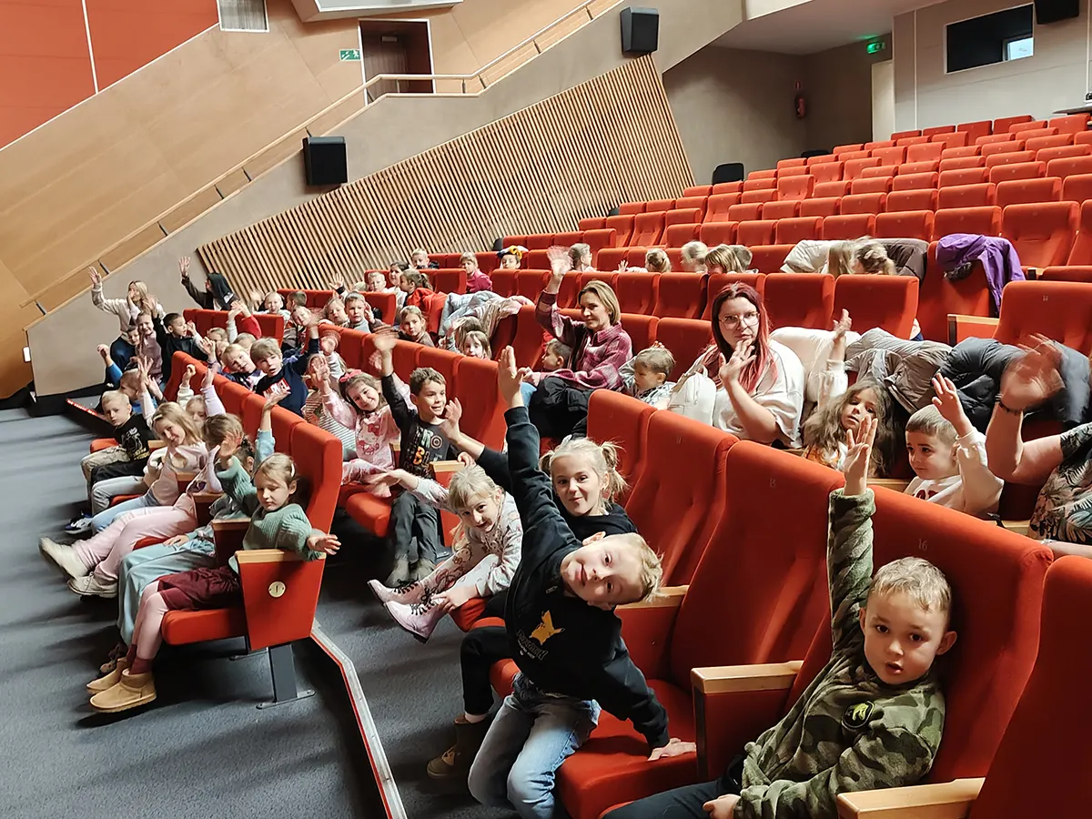  Dzieci w ławkach i nauczy...