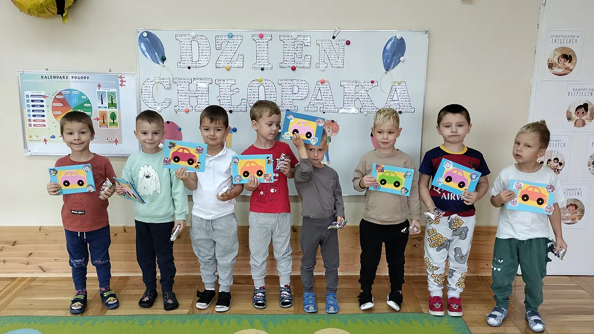  Dzieci stoją przy ścianie
