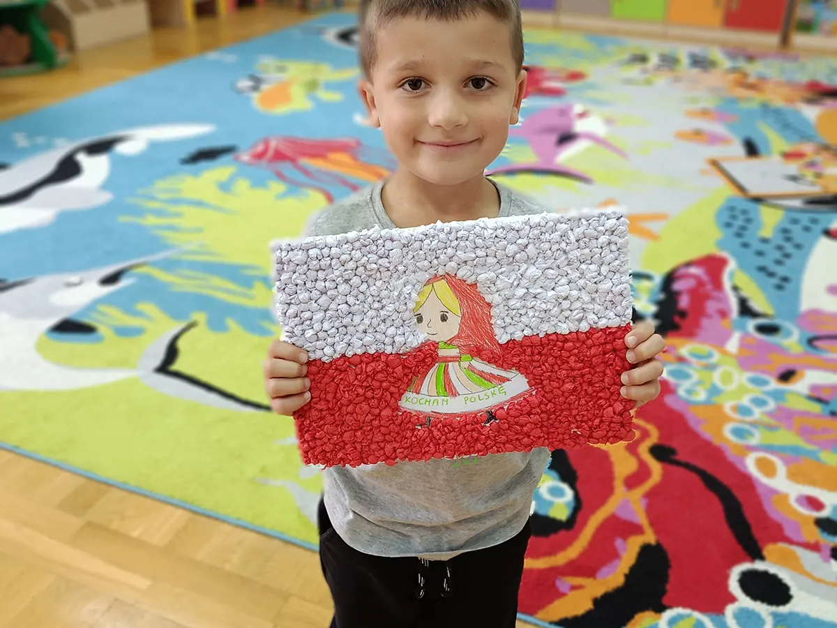  dziecko trzyma rysunek